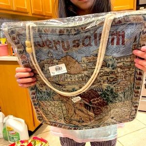 Tote bag with zipper